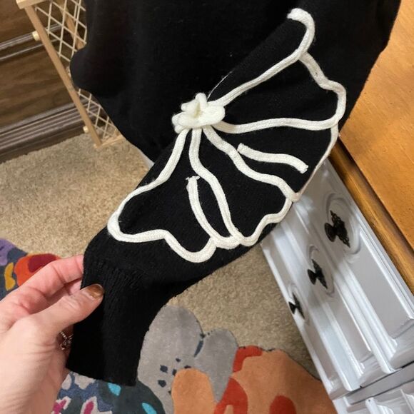 Chic Black Sweater with White Floral Design small - Picture 5 of 7